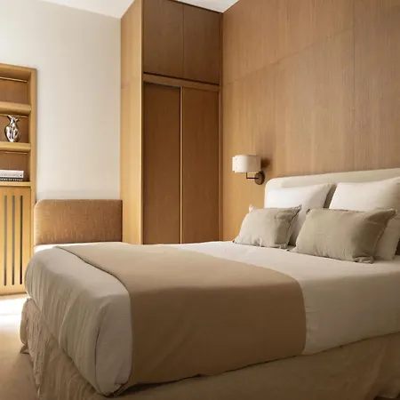 Urbanflat 110 - Luxe Madeleine Apartment
